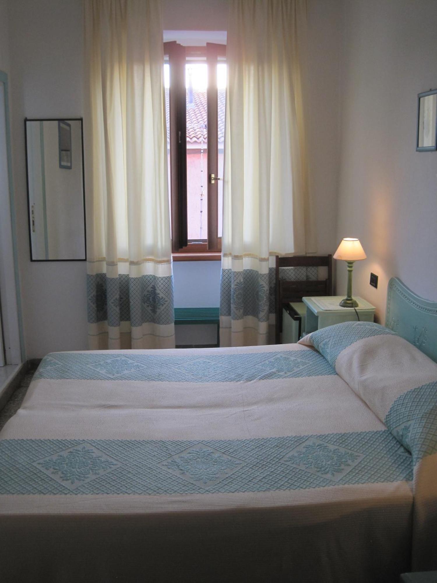 Hotel Moderno Santa Teresa Gallura Habitación foto