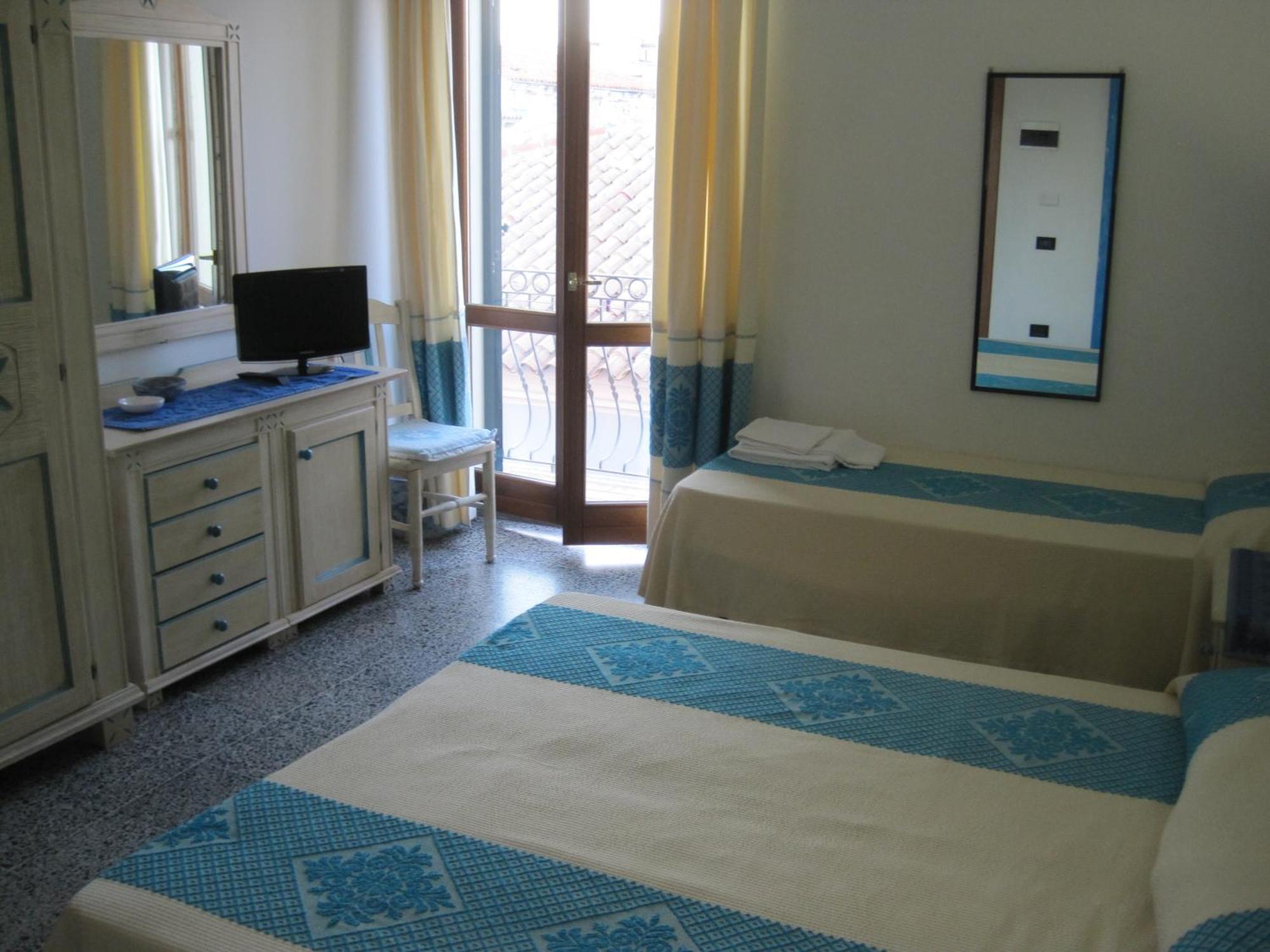 Hotel Moderno Santa Teresa Gallura Habitación foto