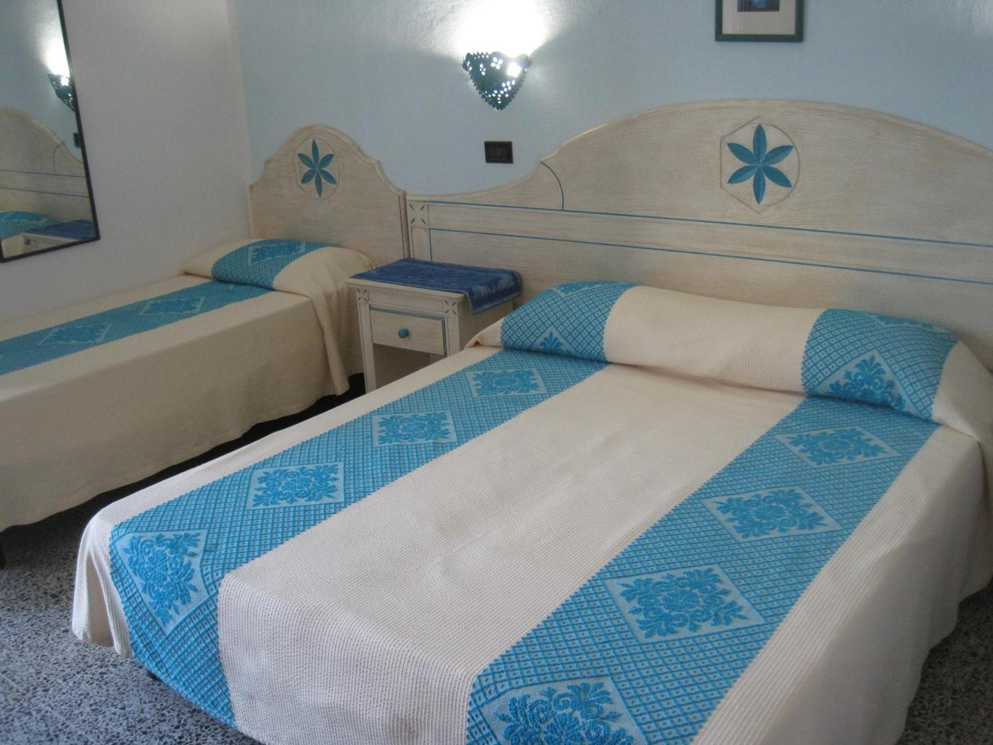 Hotel Moderno Santa Teresa Gallura Habitación foto
