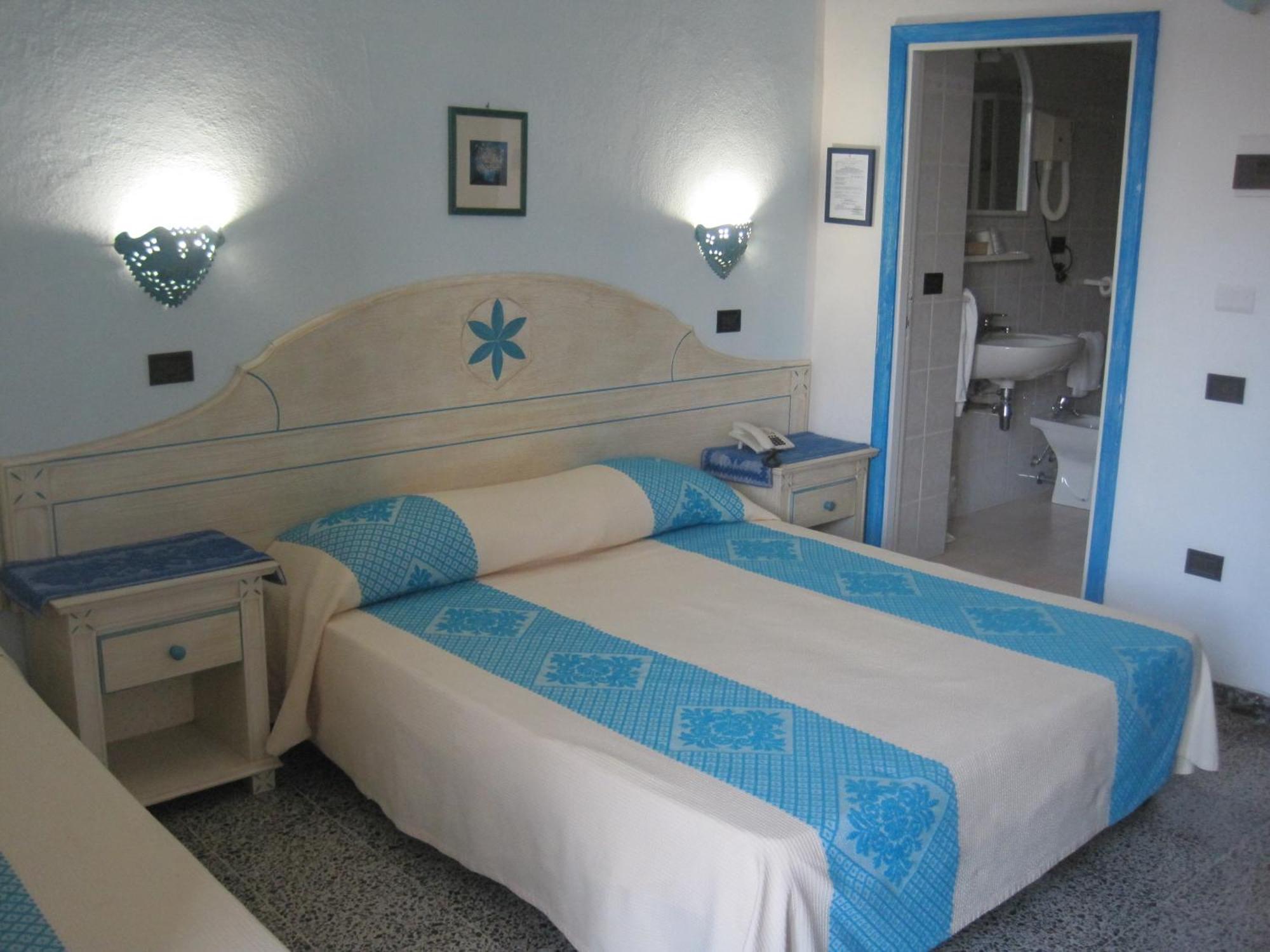 Hotel Moderno Santa Teresa Gallura Habitación foto