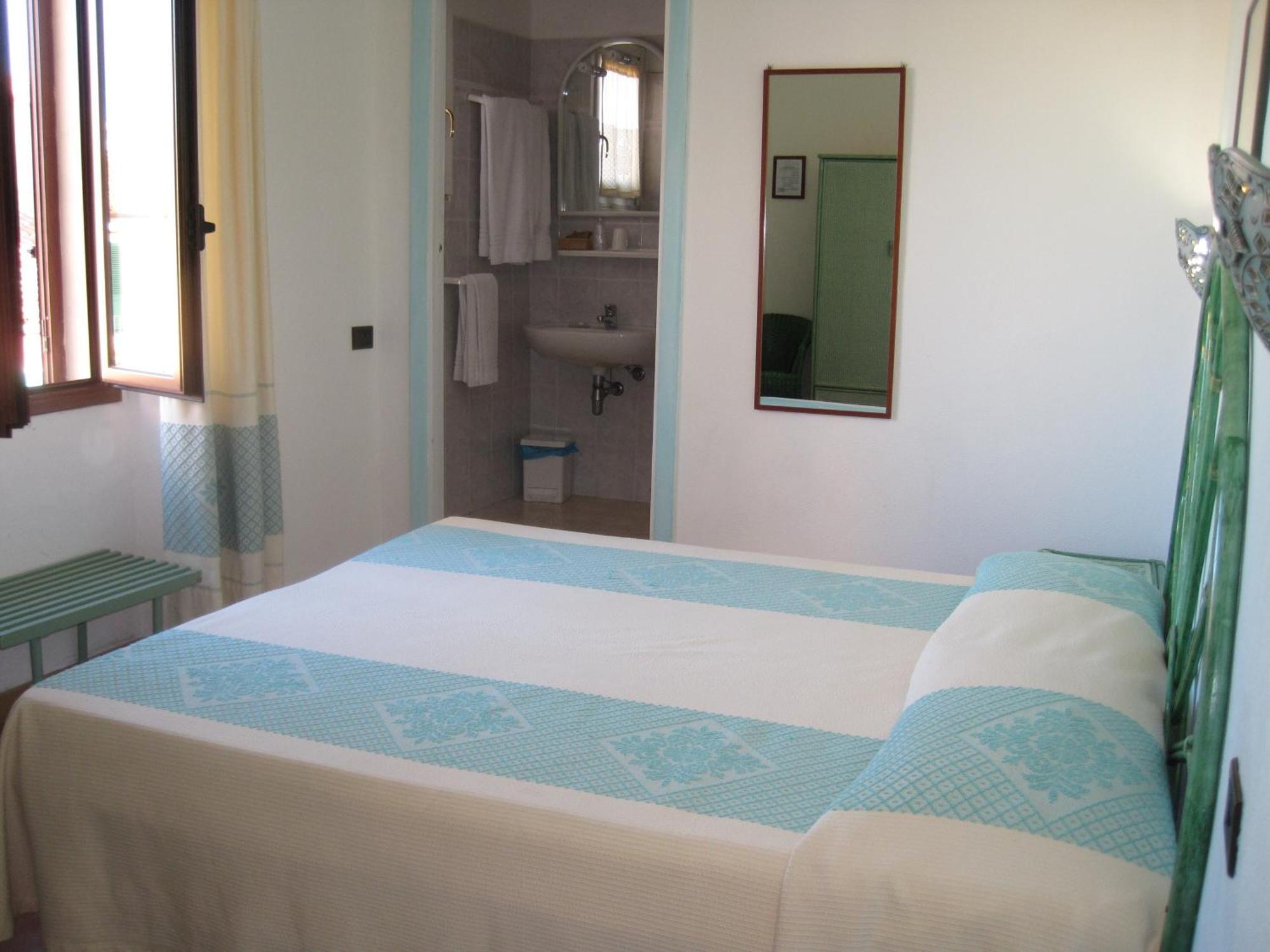 Hotel Moderno Santa Teresa Gallura Habitación foto