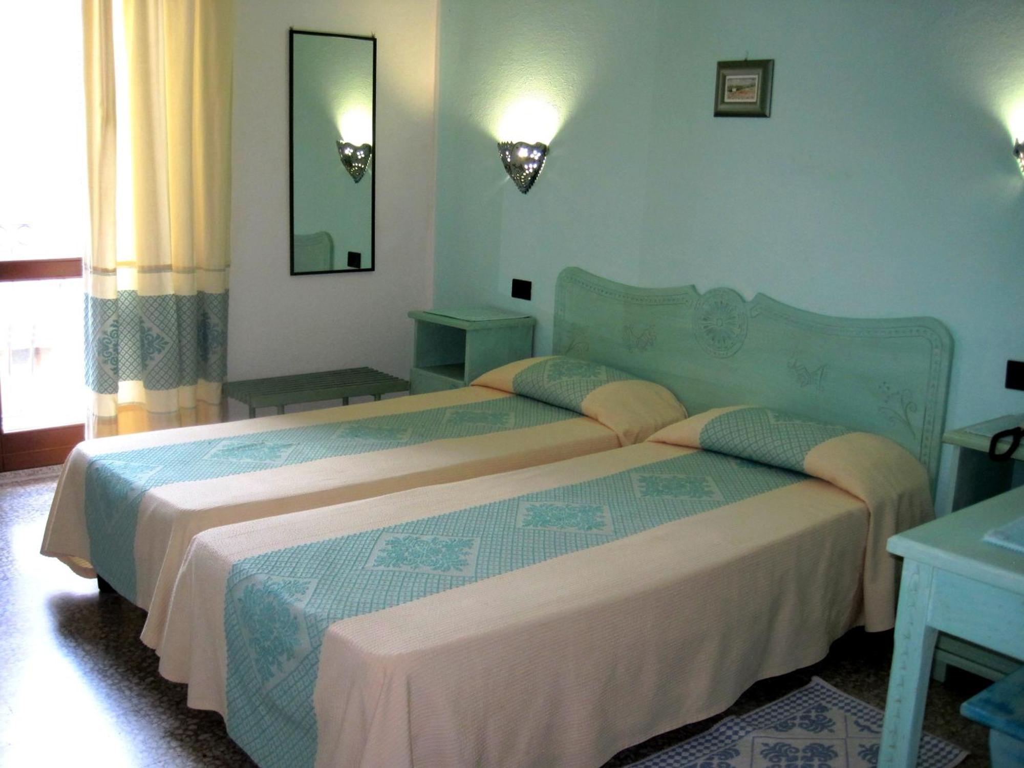 Hotel Moderno Santa Teresa Gallura Habitación foto